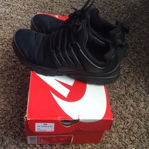 Size 7 boys/girls, size 8.5 woman.